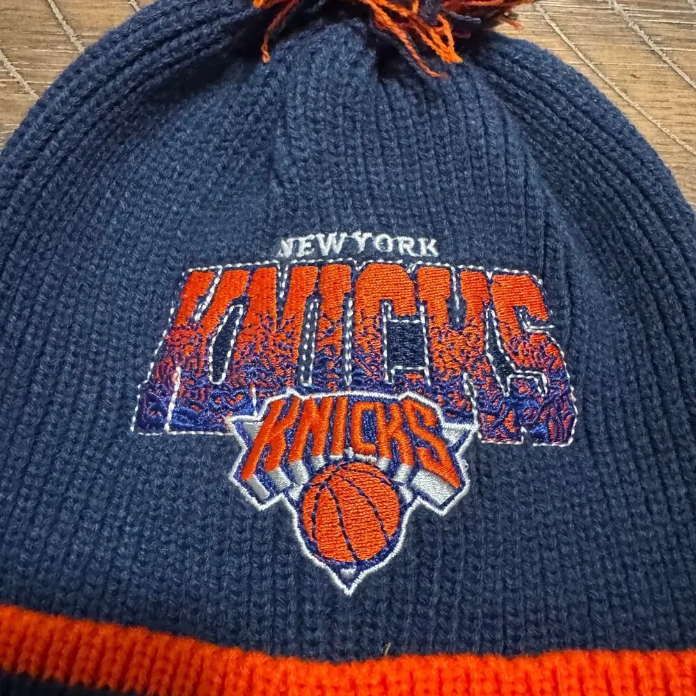 NBA New York Knicks Youth Knit Pom Beanie Hat Size 5-9 Years NWT Kids